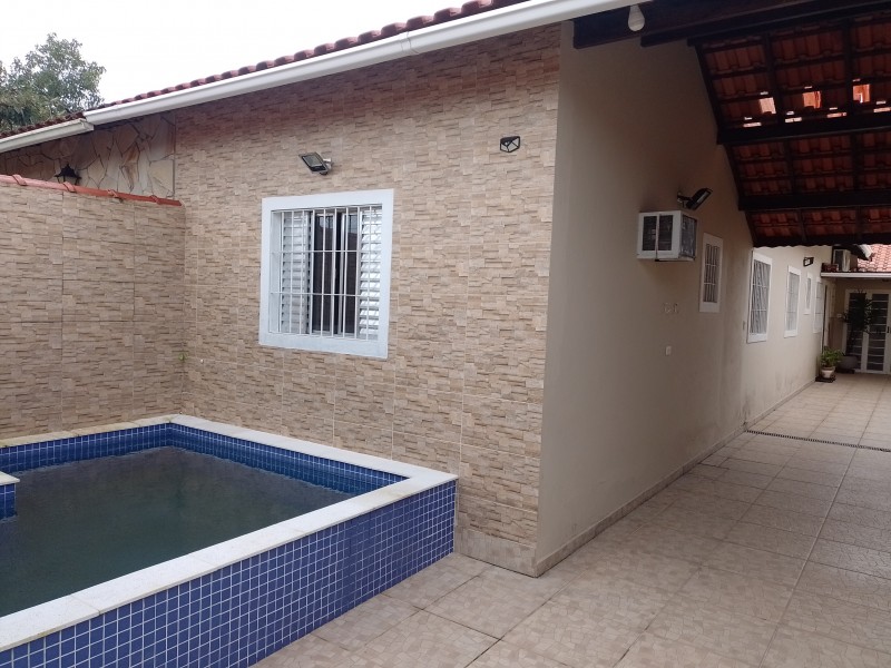 CASA COM PISCINA BALNEÁRIO PARANAPUAN